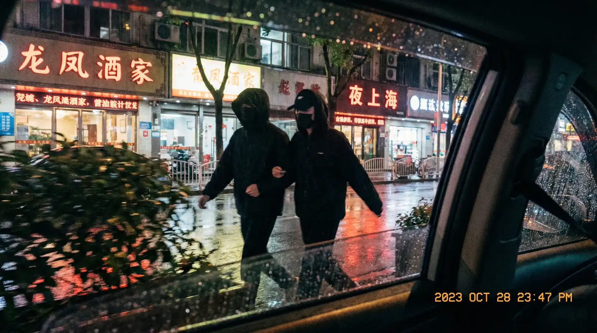 波盈娱乐 - 顶流明星深夜密会现场抓拍照片